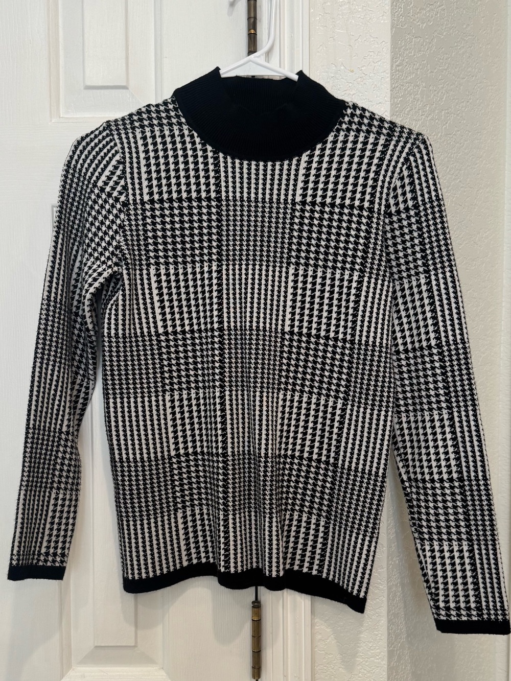 T Tahari Black & White Houndstooth Turtleneck Sweater